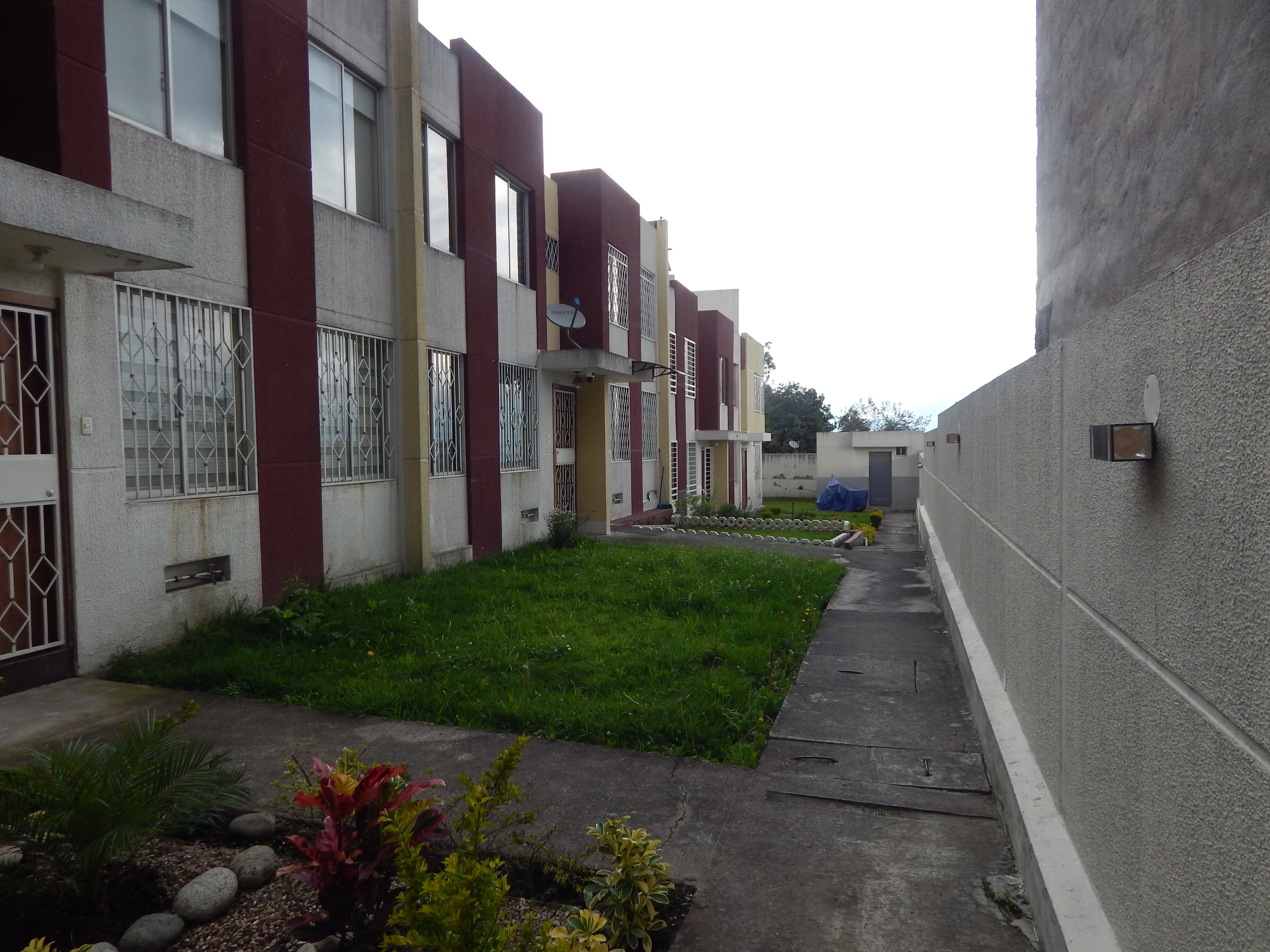 Casa en sector Puente dos Vía al Valle, Urb.Salvador Celi