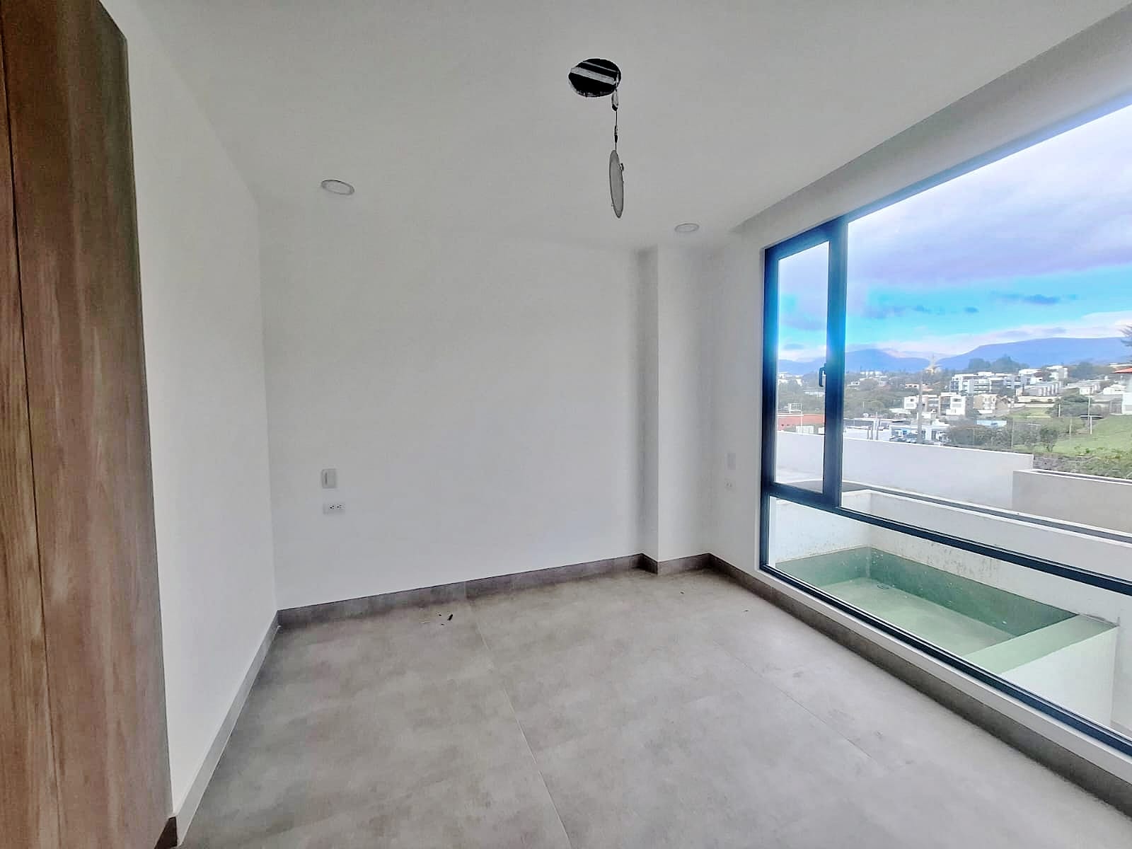 Suite en Venta por estrenar sector Cumbaya frente al CC Scala